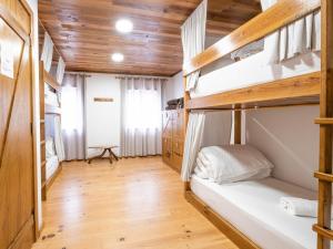 una camera con 2 letti a castello in una cabina di Castaway a Baleal