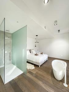 a bedroom with a bed and a bath tub next to a shower at Villa Marine - 10 pers - Centre Cassis - Piscine in Cassis
