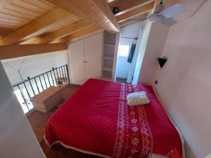 una camera da letto con un letto rosso in una stanza di Casetta Bouganville a Porto Rotondo