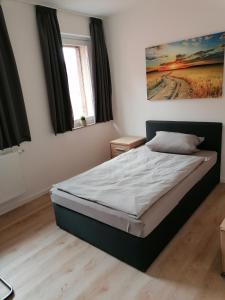 1 dormitorio con 1 cama en una habitación en Altes Gesellenhaus en Dinklage