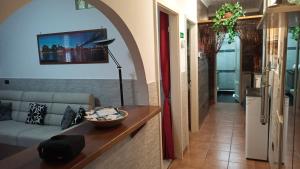 トリエステにあるCasa Vacanze Villa Pompeianaのリビングルーム(ソファ、テーブル付)