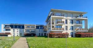 een groot appartementencomplex met een gazon ervoor bij Les jardins de Disney in Ferrières-en-Brie