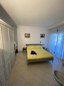- une chambre avec un lit jaune dans l'établissement Central loft Des Etrangers, à Sanremo