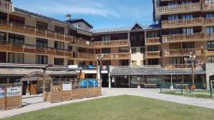 duży budynek z parkiem przed nim w obiekcie Appartement Valfréjus Thabor A pieds de pistes w mieście Modane