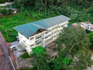 una vista aérea de un edificio con techo verde en Caravan holiday homes Vythiri en Vythiri