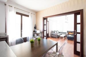 アルクーディアにあるVilla Nellyのリビングルーム(ダイニングテーブル付)、