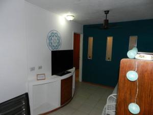 d'un salon avec une télévision à écran plat et d'une chambre avec un écran de visualisation. dans l'établissement Viví Rosario, à Rosario