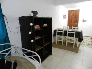 - un salon avec une table et une armoire noire dans l'établissement Viví Rosario, à Rosario