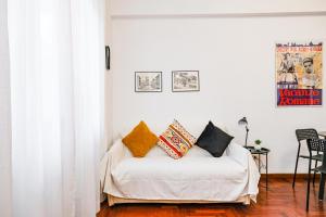 een slaapkamer met een wit bed met kussens erop bij St. Peter Vatican Home in Rome