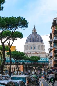 een gebouw met een koepel in het midden van een stad bij St. Peter Vatican Home in Rome