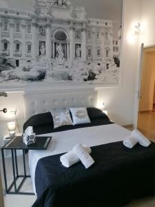 una camera da letto in bianco e nero con un grande letto di Emperooms Guest House a Roma