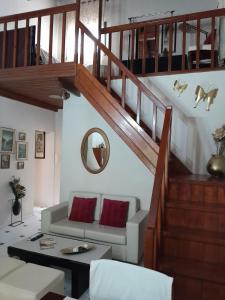 salon z kanapą i schodami w obiekcie Casa Matzurana w mieście Kounoupidiana