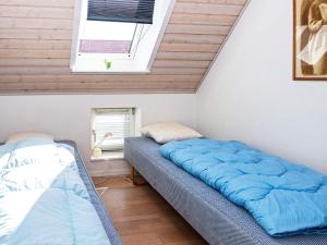 una camera con due letti e una finestra di Holiday Home Strandengen a Juelsminde
