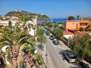 eine Stadtstraße mit Autos, die eine Straße entlang fahren in der Unterkunft Da Raff in Ischia