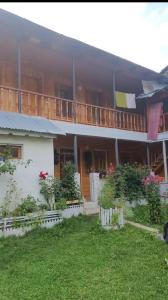 Casa con balcón y patio en Guest House-Waterfall en Chokhuldi