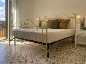 a bed with a metal frame in a bedroom at Casa Alva in Ragusa