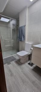 クリェラにあるApartamento Florazar 2, 8ºCのバスルーム(シャワー、トイレ、シンク付)