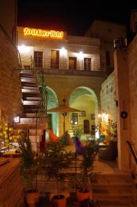 un edificio con un cartello che legge tiki Cave Hotel di Feris Cave Hotel a Nevşehir