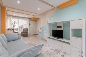 Televízia a/alebo spoločenská miestnosť v ubytovaní Bonita casa en urbanización privada muy cerca del mar y de Alicante