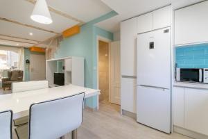 Kuchyňa alebo kuchynka v ubytovaní Bonita casa en urbanización privada muy cerca del mar y de Alicante