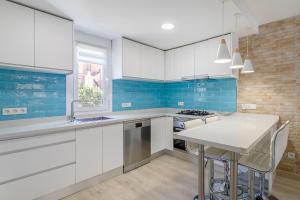 Kuchyňa alebo kuchynka v ubytovaní Bonita casa en urbanización privada muy cerca del mar y de Alicante