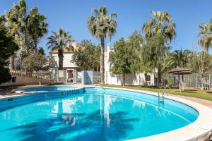 Bazén v ubytovaní Bonita casa en urbanización privada muy cerca del mar y de Alicante alebo v jeho blízkosti