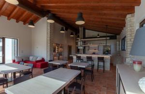 una sala con tavoli e sedie e una cucina di Il Filo Rosso B&B ad Abano Terme