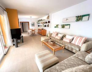 uma sala de estar com um sofá e uma mesa em Bonita Casa con piscina privada y amplio jardin em Sant Francesc de s'Estany