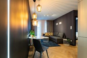 salon ze stołem i kanapą w obiekcie Apartament Bella Vista 5/10 w Kielcach