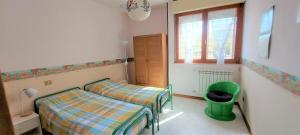 ein Schlafzimmer mit 2 Betten und einem grünen Mülleimer in der Unterkunft La CASA di BAMBI in Rom