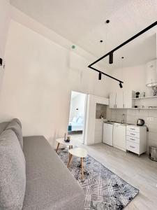een woonkamer met een bank en een tafel en een keuken bij Villa Senka in Neum