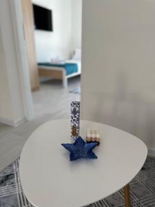 une table blanche avec une étoile bleue en haut dans l'établissement Villa Senka, à Neum