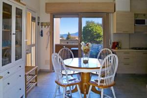 cocina con mesa, sillas y ventana en Blue Duck Garda Lake, en Peschiera del Garda