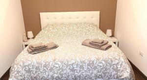 ein Schlafzimmer mit einem Bett mit zwei Handtüchern darauf in der Unterkunft Suite Mirella in Neapel