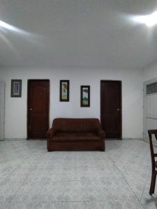 ein Wohnzimmer mit einem Sofa und zwei Türen in der Unterkunft Casa Bondigua in Santa Marta