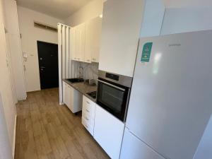 Una cocina o cocineta en Apartman Leka sa Parkingom 7 fotos más