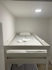 ムルテルにあるAPARTMAN “IVA” 4+2の二段ベッド(タオル付)