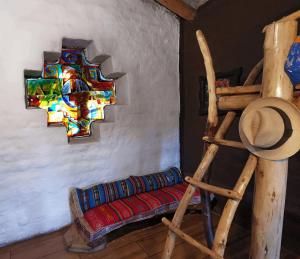 um quarto com um vitral e um banco em Allpa Wasi - Casa Suaya La Esperanza em Ibarra
