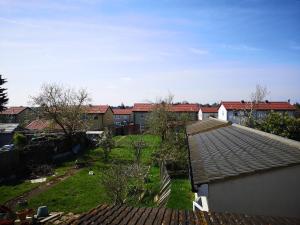 una vista aérea de una casa con patio en White House "Luton Airport" en Luton