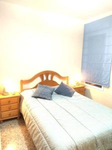 1 dormitorio con 1 cama con 2 almohadas en Precioso apartamento en Puerto de Sagunto Valencia, en Puerto Sagunto