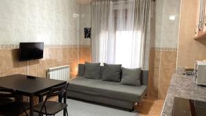- un salon avec un canapé et une table dans l'établissement Apartamento del Rosario, à Corella