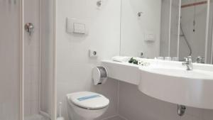 un bagno bianco con un water e un lavandino di Hotel Corno Bianco a Nova Ponente Altre 37 foto