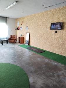 Cette chambre est dotée d'un tapis vert sur un mur. dans l'établissement Quinta dos Linquetes, à Ourém