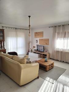 - un salon avec un canapé et une table basse dans l'établissement Quinta dos Linquetes, à Ourém