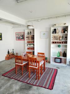 - une salle à manger avec une table et des chaises en bois dans l'établissement Quinta dos Linquetes, à Ourém