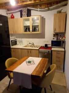 a kitchen with a table and chairs and a sink at Fofi in Áyioi Dhéka