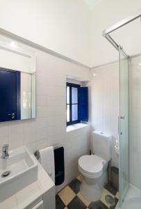 ein weißes Badezimmer mit Toilette und Waschbecken in der Unterkunft Aroucas Turismo e Natureza in Castro Marim + 28 Fotos