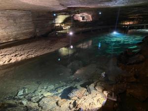 una gran piscina de agua en una cueva en La chambrette en Bèze