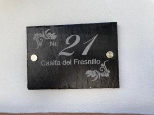 Un cartello di legno su un muro con il numero dodici di La casita del Fresnillo a Benalauría