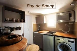 Dapur atau dapur kecil di Logements Chaîne des Puys avec garages attenants